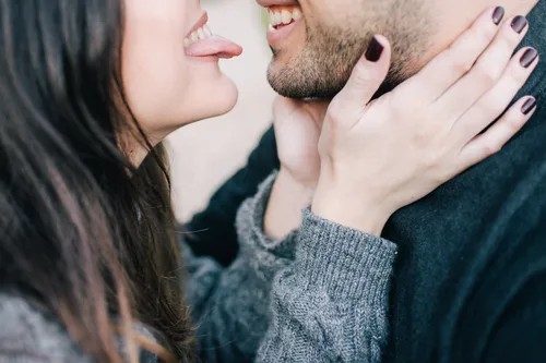 casal brincando com a língua